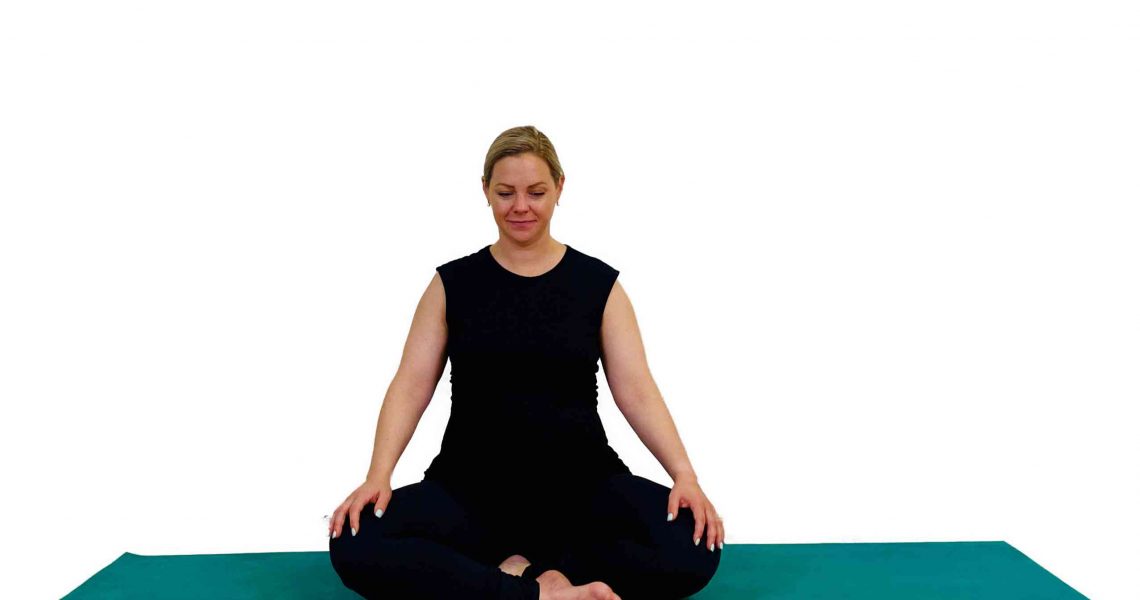 Nadi shodana eller växelandning är en pranyama, andnngsteknik inom yogan. Nadi betyder “kanaler eller energifält i kroppen” Shodana betyder “rening”. Så nadi shodana översätts ungefär till att rensa kanalerna, syftet är att syresätta kroppen och lugna andetaget vilket kan sänka stresspåslag. Man säger att växelandning kan balansera vårat nervsystem. Behöver vi lugn kan tekniken hjälpa oss att stressa ner, behöver vi energi kan vi känna oss energifyllda efteråt. Tekniken kan vara väldigt bra vid graviditets-illamående.
Växelandning – instruktion

Sätt dig i en för dig bekväm position på en stol, kudde eller pall (se instruktioner i tidigare kapitel “sittställning vid andningsträning och meditation” om du behöver vägledning). Låt båda dina händer landa ner på knäna eller låren så de får vila, öppna händerna upp mot himlen. Börja med att känna in din rotning, din kontakt med underlaget under dig. Känn in och rikta din uppmärksamhet till bebisen i magen. Följ några av dina vanliga omanipulerade andetag. Några hela in – och utandningar. Ta ett djupt andetag in och andas ut långsamt genom munnen.

Nästa inandning stäng hö hand och öppna vä hand – andas in. Håll andetaget i pausen så länge det känns behagligt och stäng båda händerna.